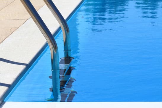 contour piscine creusée béton